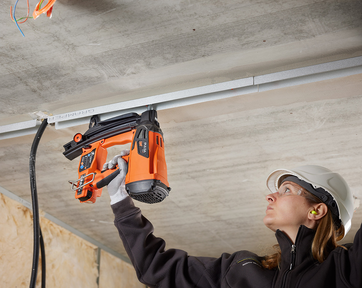 Chiodatrice Spit Pulsa 27P impiegata nel fissaggio di guide metalliche per pareti divisorie