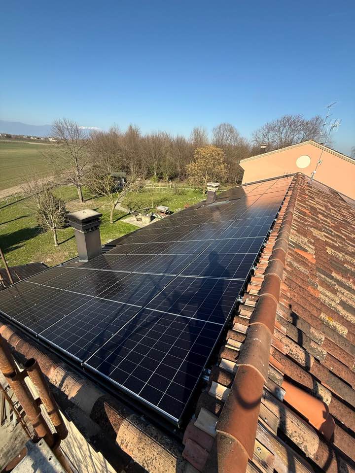 Tetto con impianto fotovoltaico