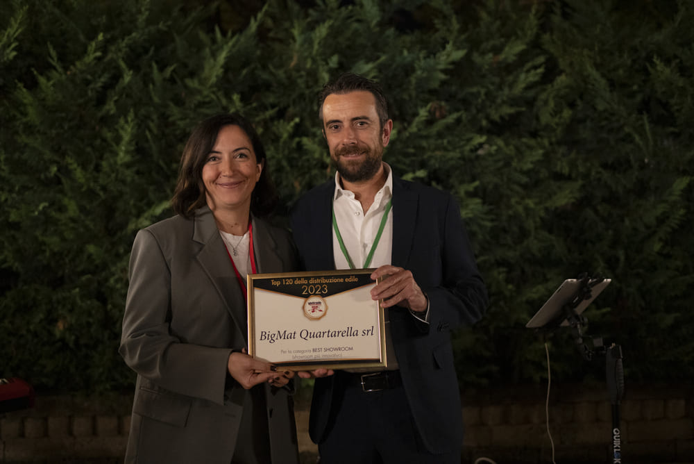 BigMat Quartarella vince il premio Best Showroom agli YouTrade Awards. BigMat Quartarella vince il premio Best Showroom agli YouTrade Awards.
