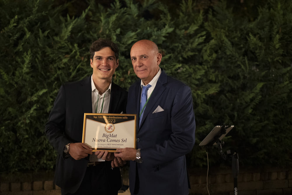 BigMat Nuova Comes vince il premio Best Innovation agli YouTrade Awards. BigMat Nuova Comes vince il premio Best Innovation agli YouTrade Awards.