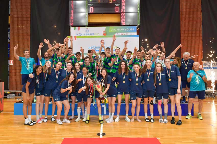 Giovani giocatori di pallavolo