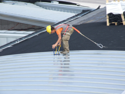 K-Roof C10 EP: Ridurre rumore e condensa sotto coperture metalliche